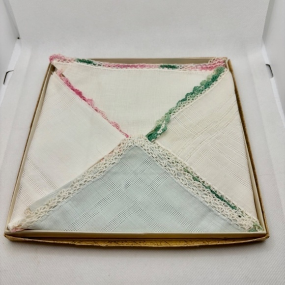 Vintage Linen Pocket Squares with Delicate Crochet Edge, with Box, Circa 1940s - Picture 3 of 7
